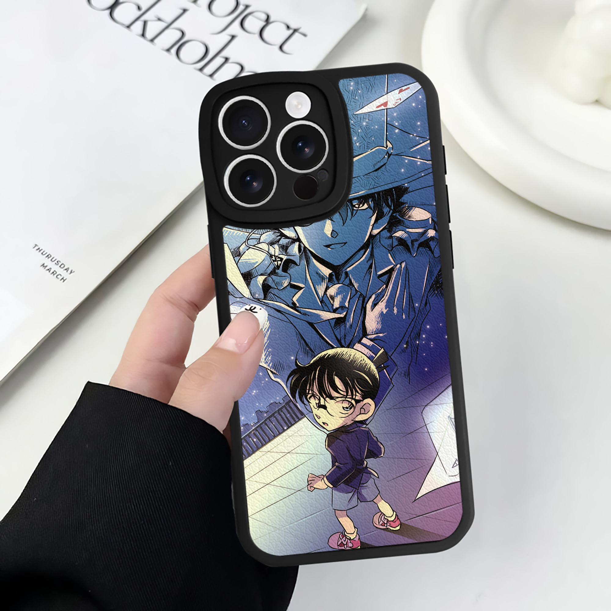 （画像用） 名探偵コナン Detective Conan 【iPhone 16シリーズ対応】シリコンスマホケース（レザー調） 材質：シリコン